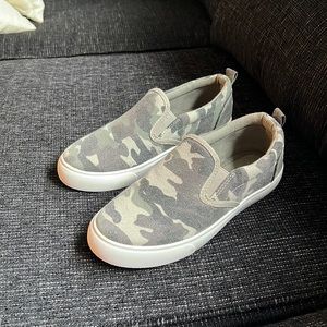 Never worn, size 6 women’s